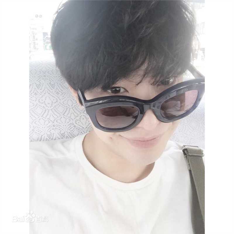 朴敏雨（官方译名）(，Park Min Woo)INS壁纸壁纸