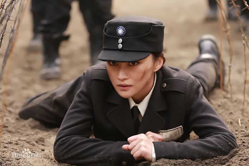 最新葛玟希在《伏驽》民国军营照中的图集