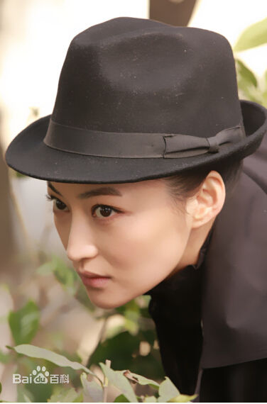 最新葛玟希在《伏驽》民国军营照中的图集