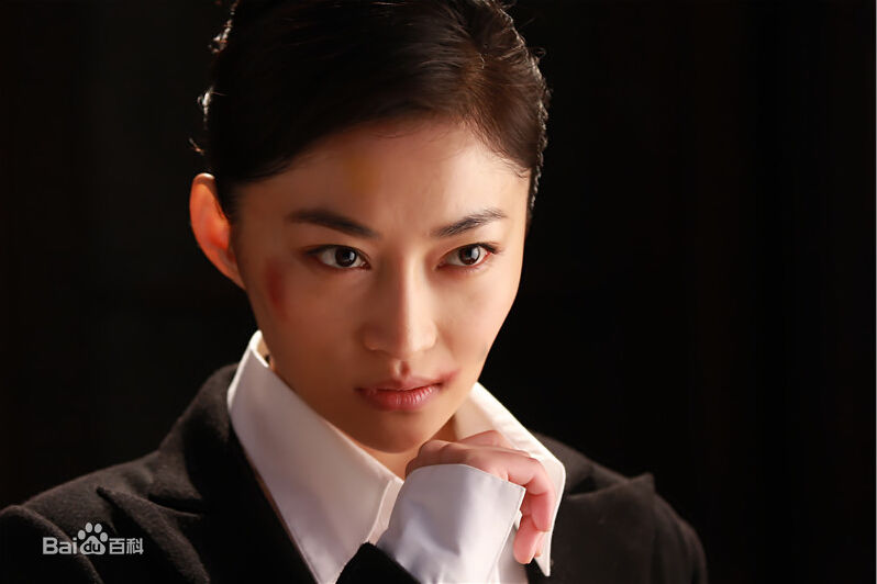 最新葛玟希在《伏驽》民国军营照中的图集