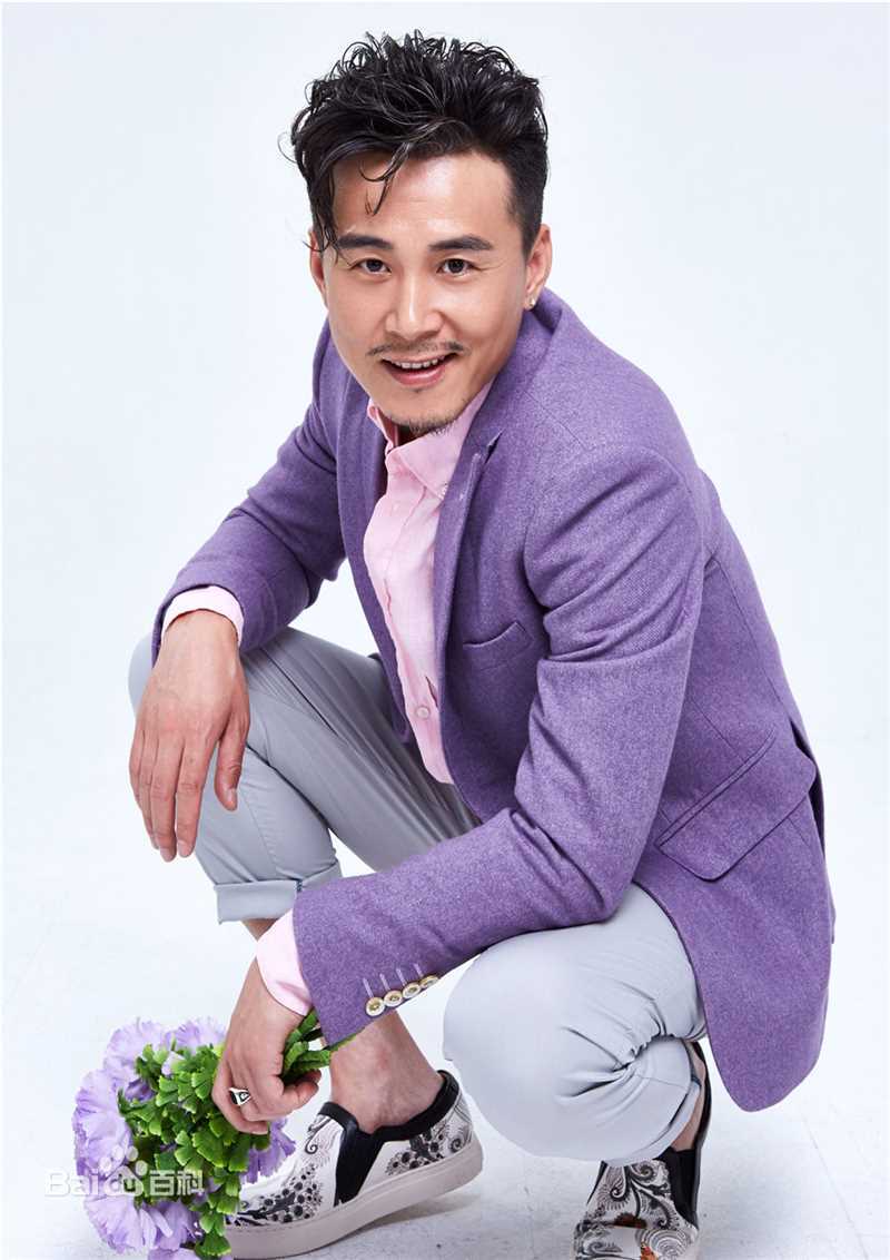 耿一正紫色西装图册