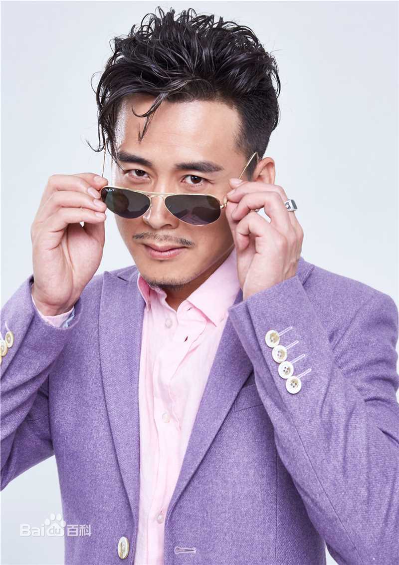 耿一正紫色西装图册