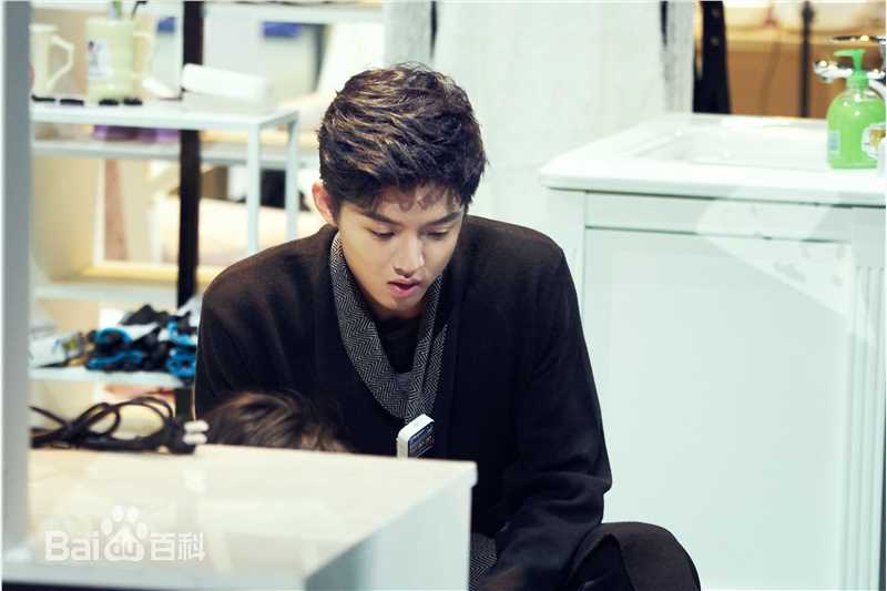 周峻纬参加综艺素颜照相册