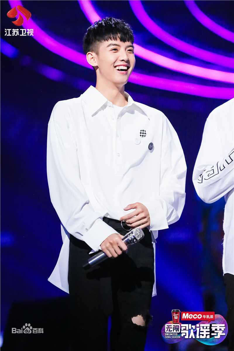 精选周峻纬在《无限歌谣季》现场照中的图册