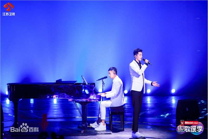 精选周峻纬在《无限歌谣季》现场照中的图册