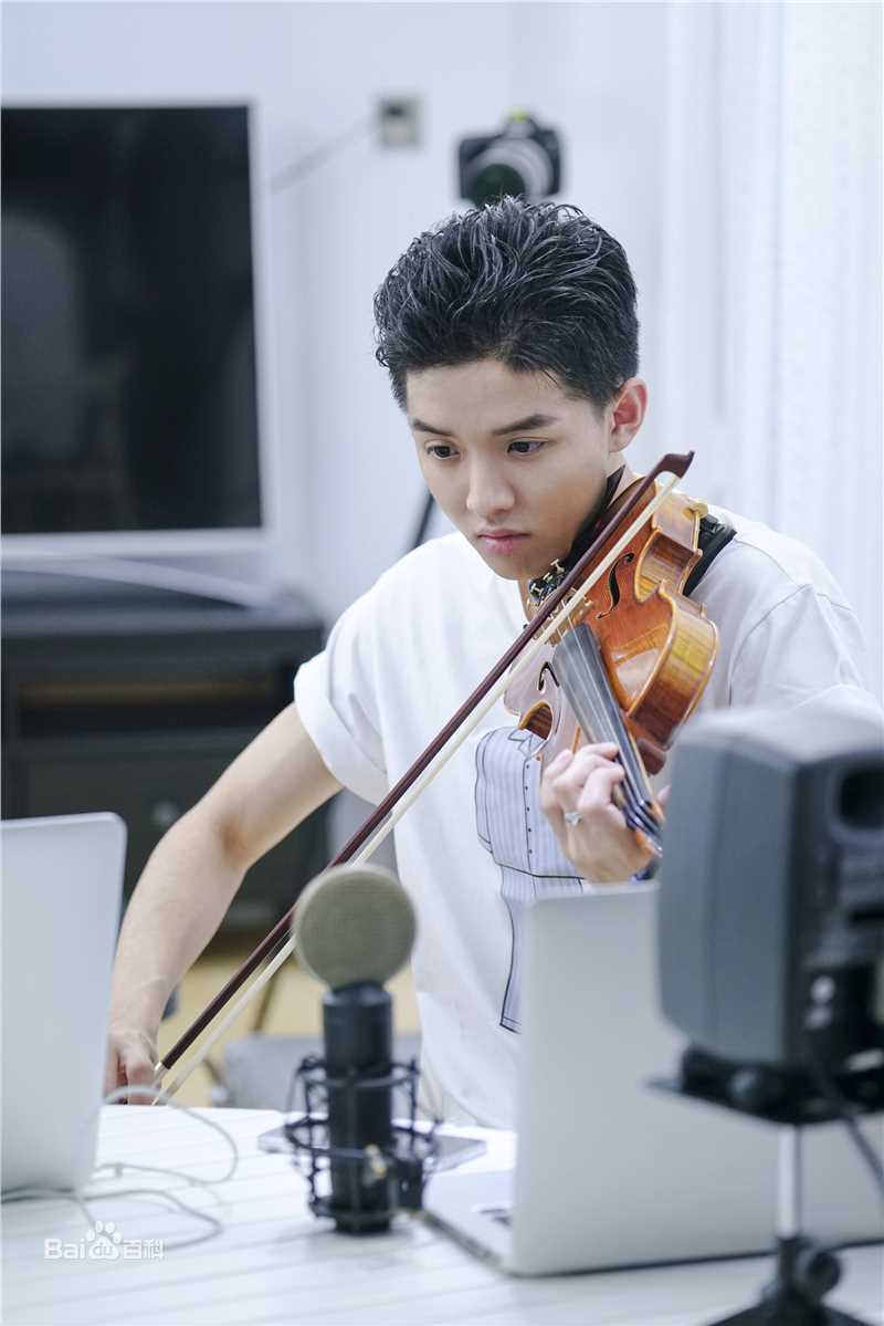 精选周峻纬在《无限歌谣季》现场照中的图册