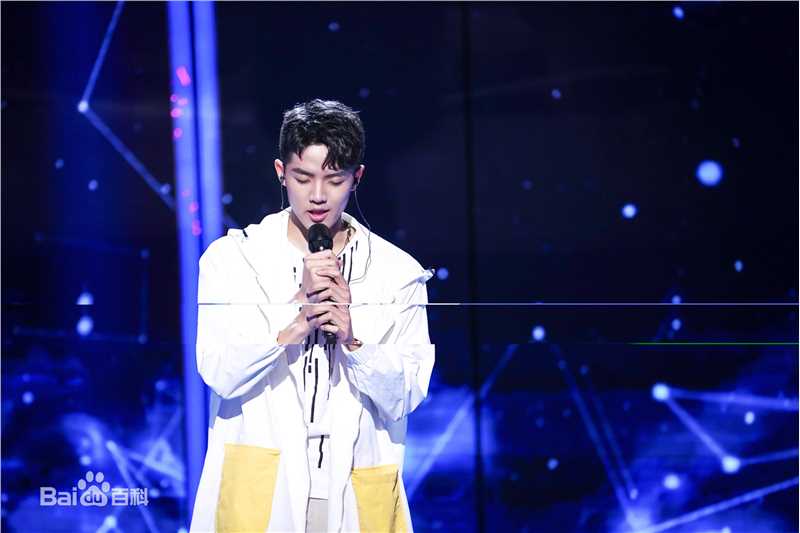 精选周峻纬在《无限歌谣季》现场照中的图册