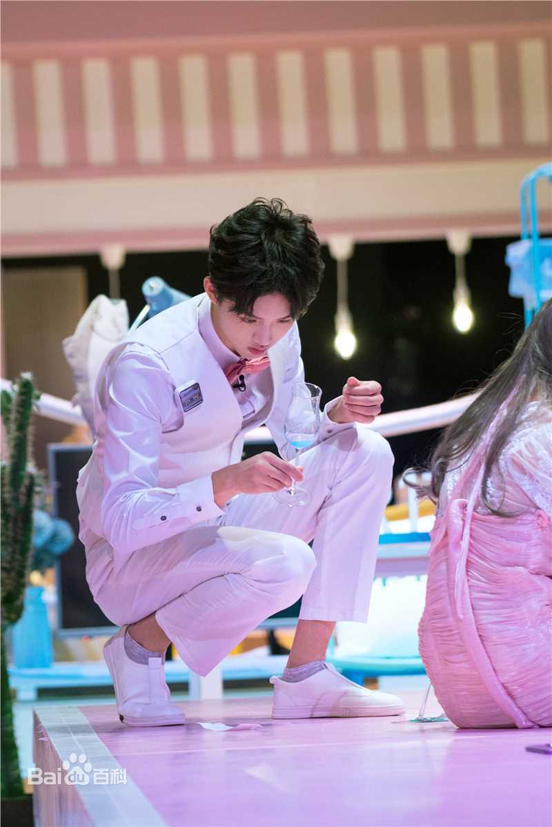 最全周峻纬在《明星大侦探》现场照中的壁纸