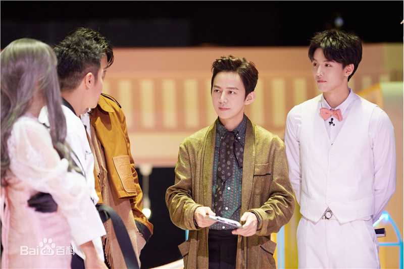 最全周峻纬在《明星大侦探》现场照中的壁纸