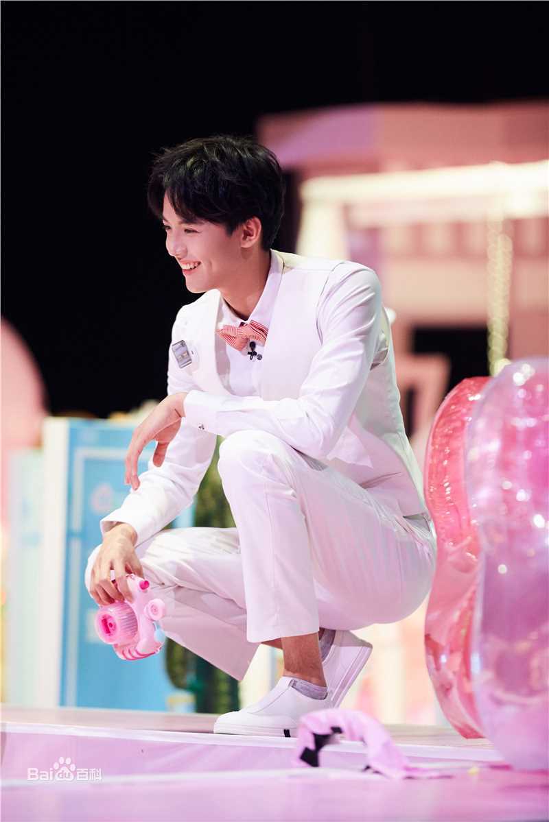 最全周峻纬在《明星大侦探》现场照中的壁纸