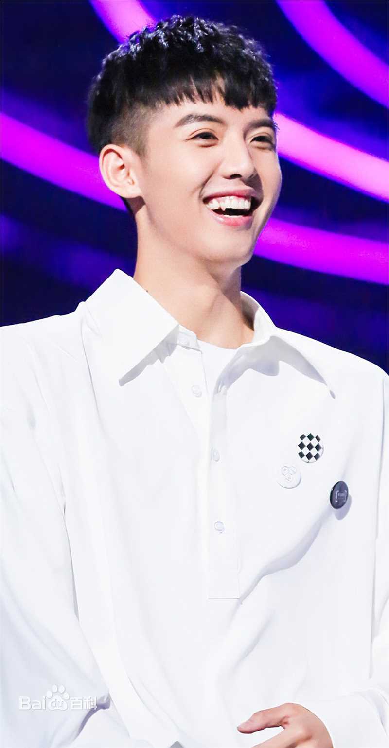 周峻纬前后照片