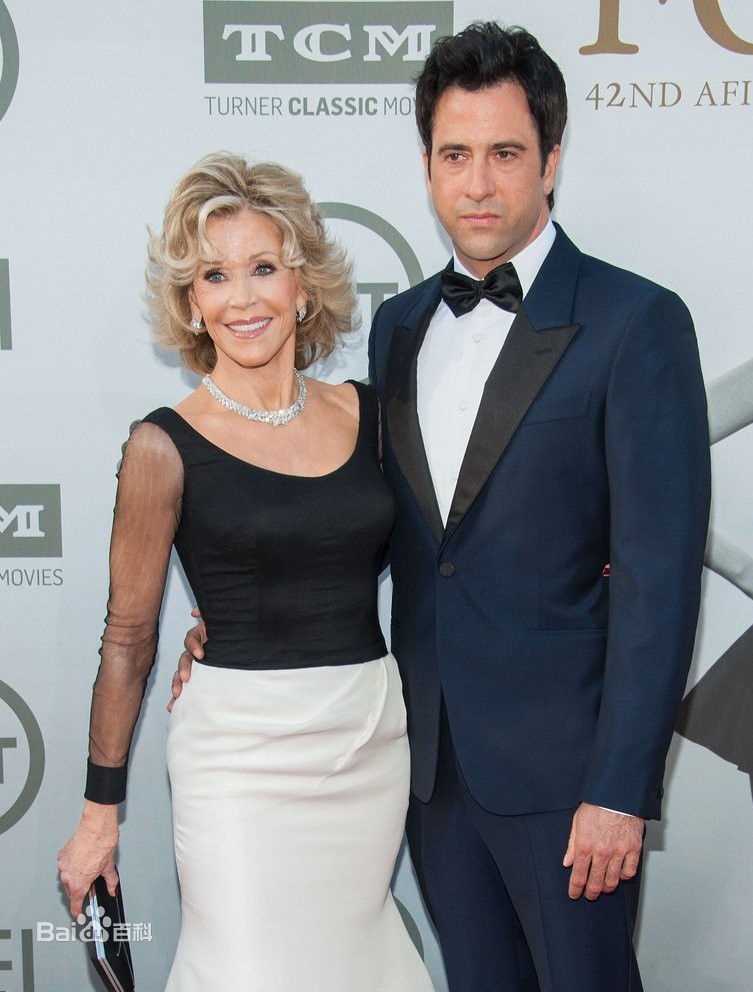 简·方达(Jane Fonda)出席AFI颁奖礼素颜照壁纸