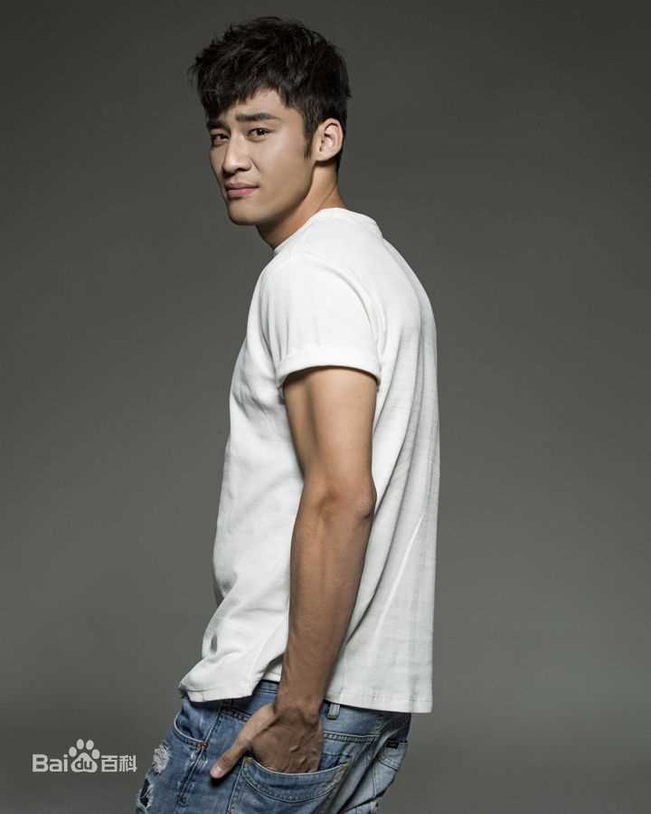 最新解至腾性感图片