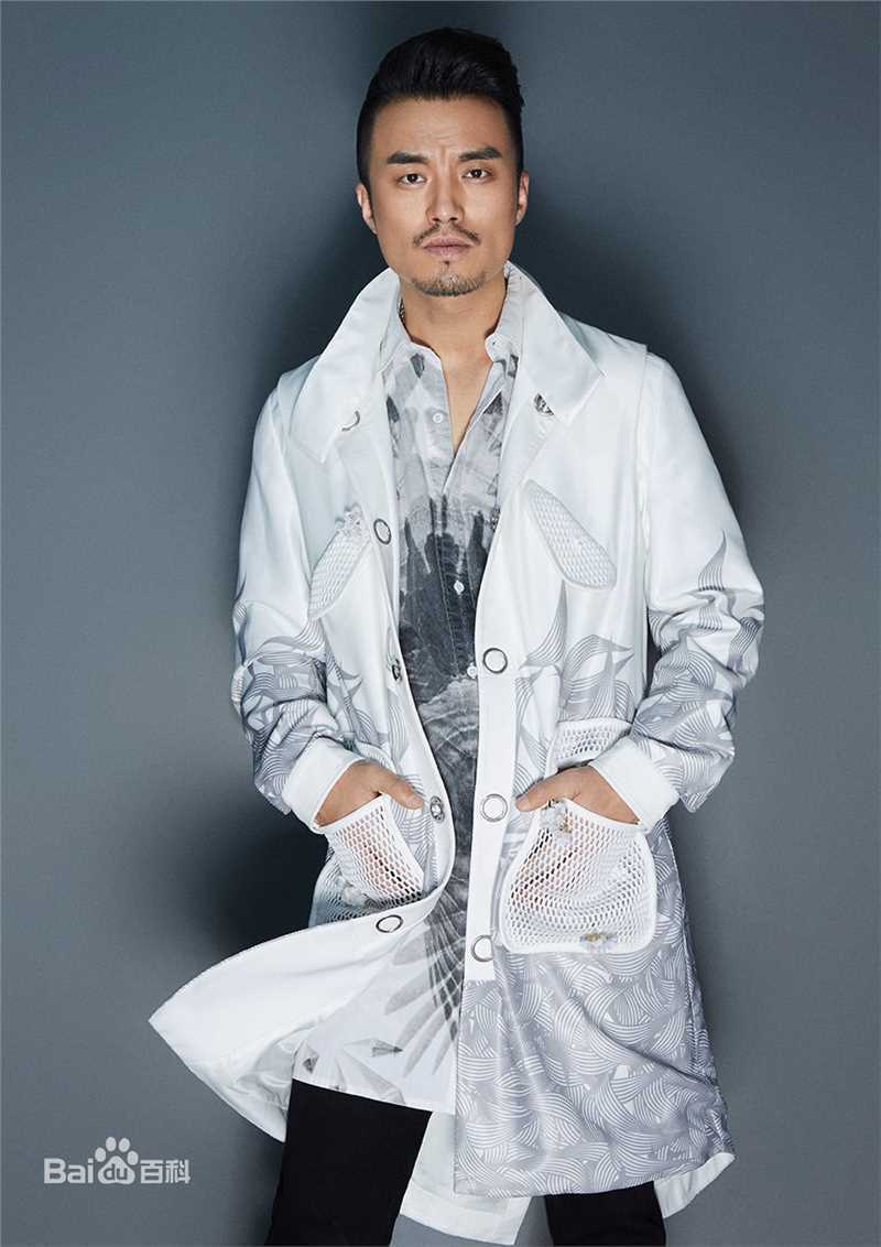 武强白衬衫黑西裤生活照相册