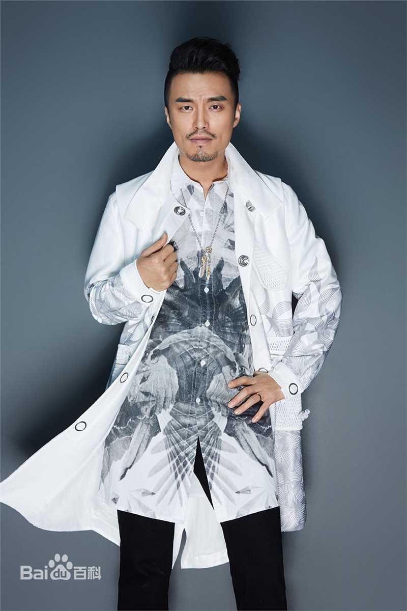 武强白衬衫黑西裤生活照相册