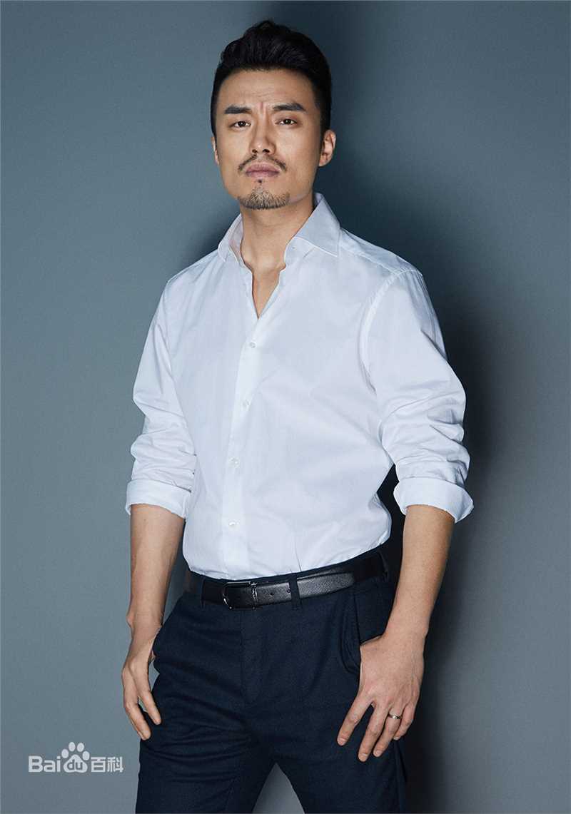 武强白衬衫黑西裤生活照相册