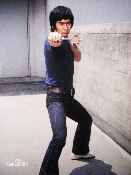 真夏龙(瀬戸 干雄（せと みきお）)刚毅的表情生活照