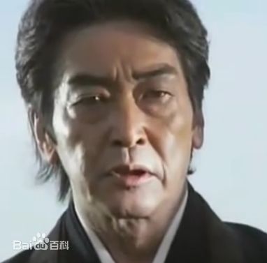 真夏龙(瀬戸 干雄（せと みきお）)刚毅的表情生活照