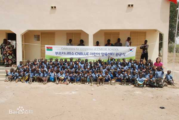 CNBLUE（Code Name BLUE）(/シーエヌブルー)布基纳法索“CNBLUE”学校壁纸壁纸