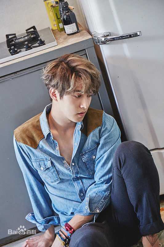 CNBLUE（Code Name BLUE）(/シーエヌブルー)主唱兼吉他手李宗泫性感图片图集