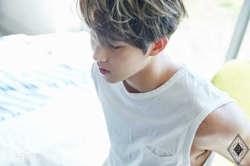 CNBLUE（Code Name BLUE）(/シーエヌブルー)主唱兼吉他手李宗泫性感图片图集