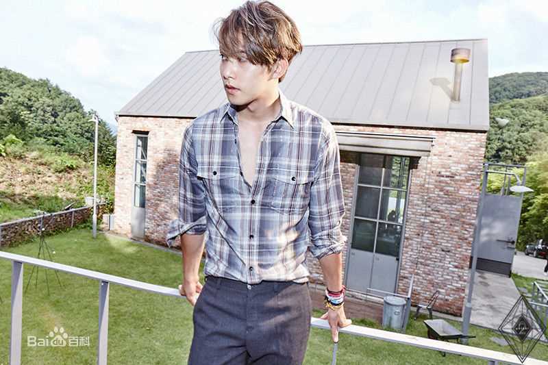 CNBLUE（Code Name BLUE）(/シーエヌブルー)主唱兼吉他手李宗泫性感图片图集