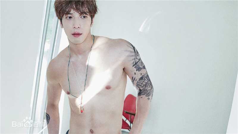 CNBLUE（Code Name BLUE）(/シーエヌブルー)主唱兼吉他手键盘手郑容和图片图集