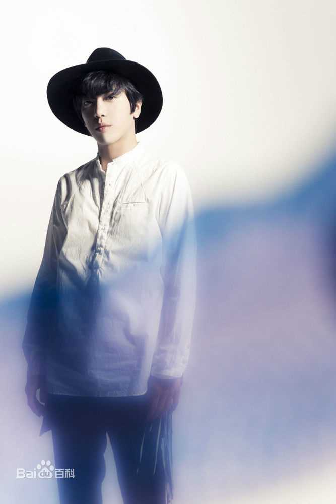 CNBLUE（Code Name BLUE）(/シーエヌブルー)主唱兼吉他手键盘手郑容和图片图集