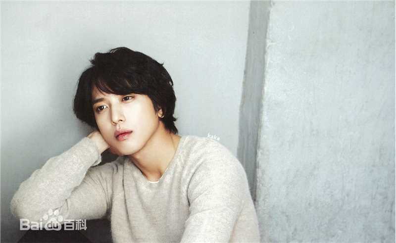 CNBLUE（Code Name BLUE）(/シーエヌブルー)主唱兼吉他手键盘手郑容和图片图集