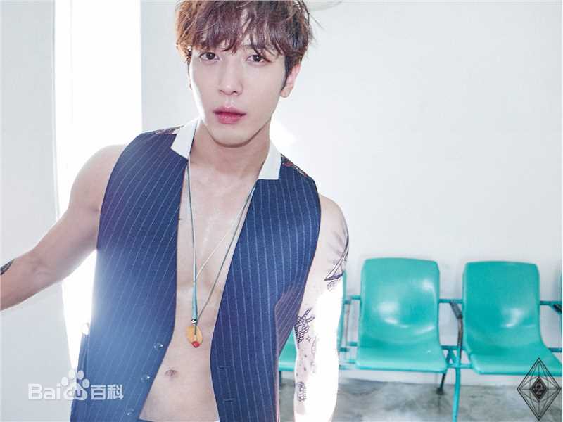 CNBLUE（Code Name BLUE）(/シーエヌブルー)主唱兼吉他手键盘手郑容和图片图集