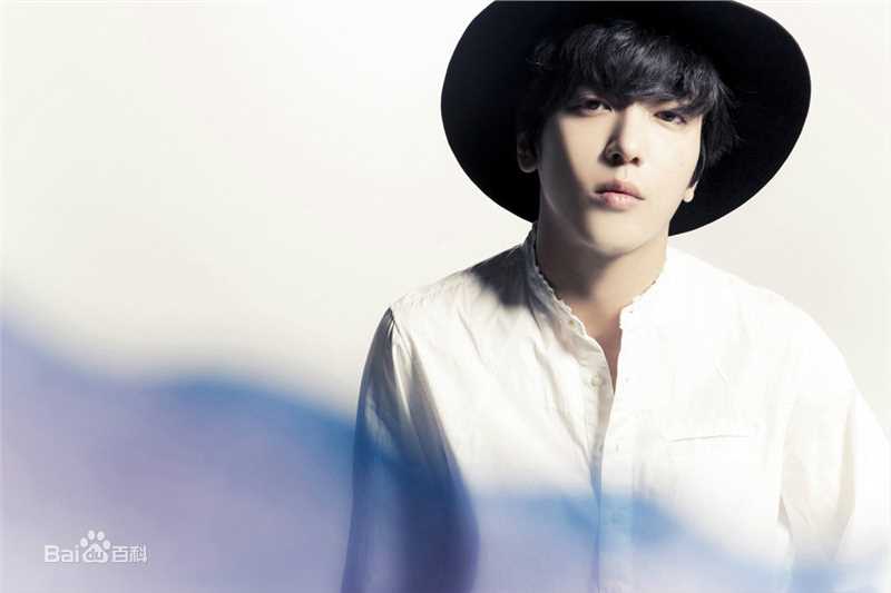 CNBLUE（Code Name BLUE）(/シーエヌブルー)主唱兼吉他手键盘手郑容和图片图集