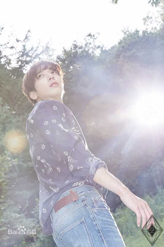 CNBLUE（Code Name BLUE）(/シーエヌブルー)主唱兼吉他手键盘手郑容和图片图集