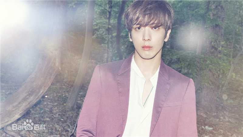 CNBLUE（Code Name BLUE）(/シーエヌブルー)主唱兼吉他手键盘手郑容和图片图集