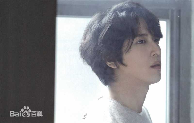 CNBLUE（Code Name BLUE）(/シーエヌブルー)主唱兼吉他手键盘手郑容和图片图集