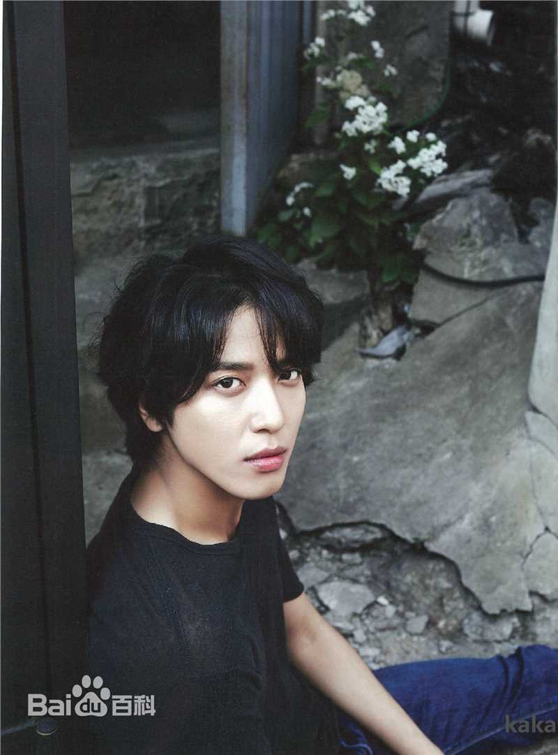 CNBLUE（Code Name BLUE）(/シーエヌブルー)主唱兼吉他手键盘手郑容和图片图集