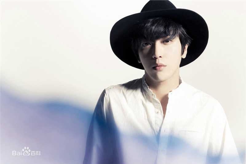 CNBLUE（Code Name BLUE）(/シーエヌブルー)主唱兼吉他手键盘手郑容和图片图集