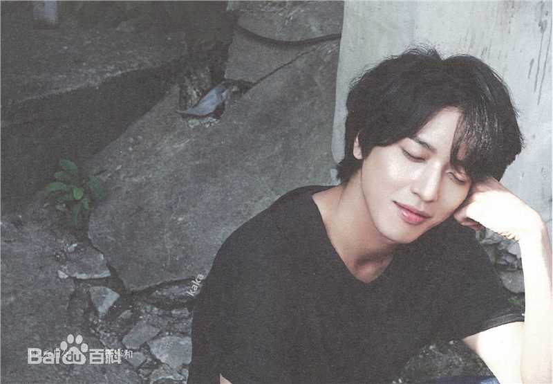 CNBLUE（Code Name BLUE）(/シーエヌブルー)主唱兼吉他手键盘手郑容和图片图集