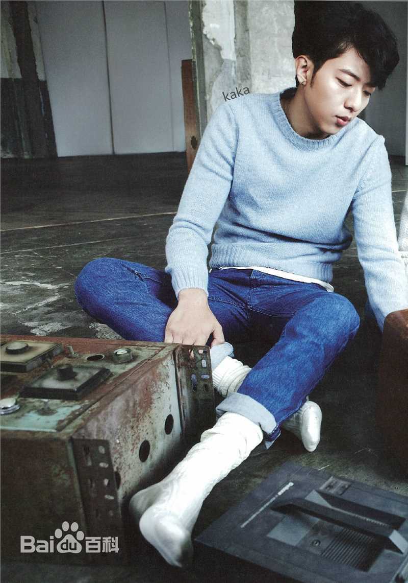 CNBLUE（Code Name BLUE）(/シーエヌブルー)贝斯手李正信图片图册