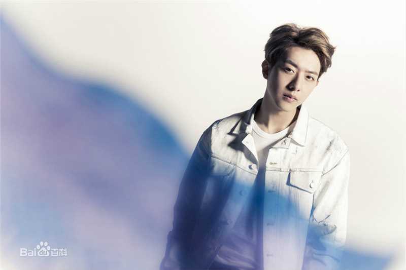 CNBLUE（Code Name BLUE）(/シーエヌブルー)贝斯手李正信图片图册