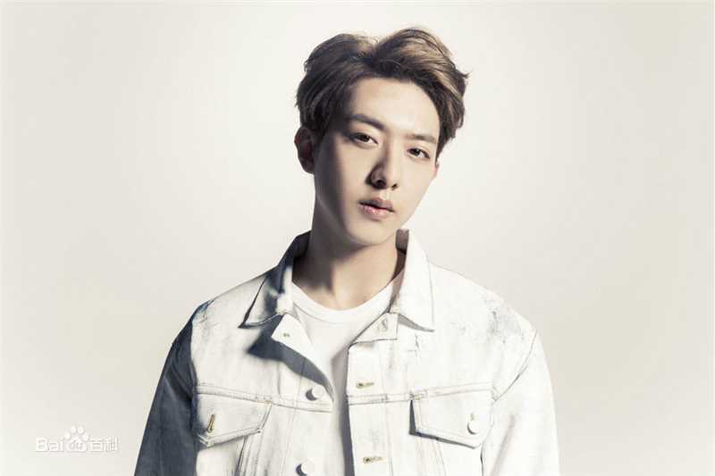 CNBLUE（Code Name BLUE）(/シーエヌブルー)贝斯手李正信图片图册