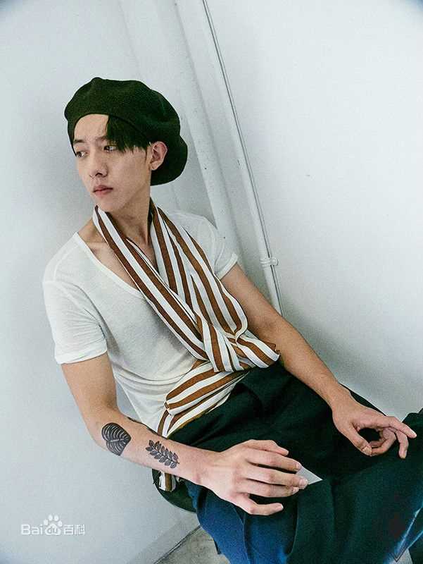 CNBLUE（Code Name BLUE）(/シーエヌブルー)贝斯手李正信图片图册