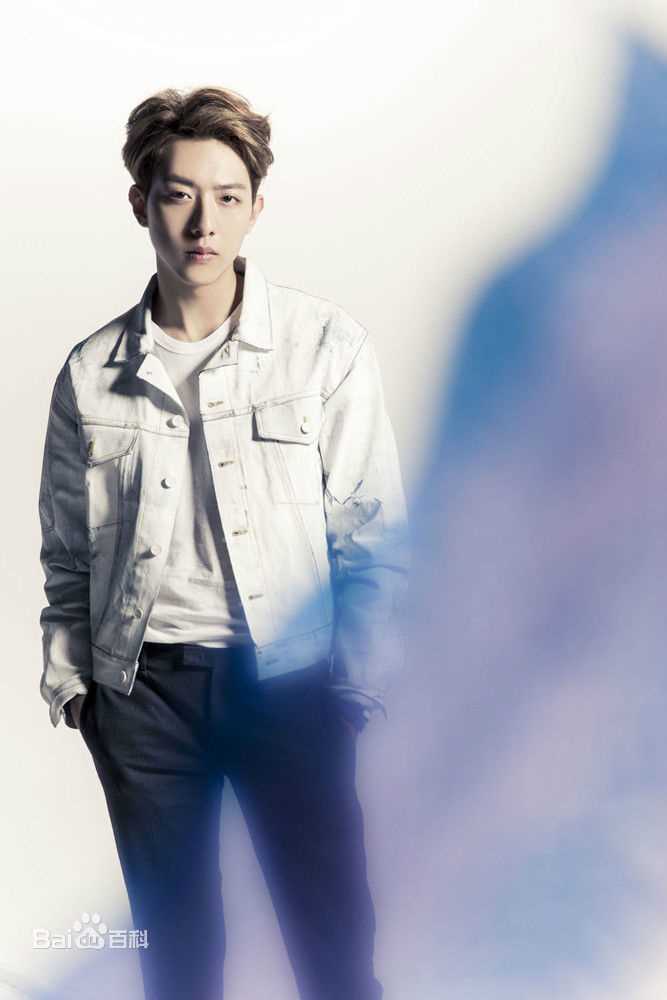 CNBLUE（Code Name BLUE）(/シーエヌブルー)贝斯手李正信图片图册