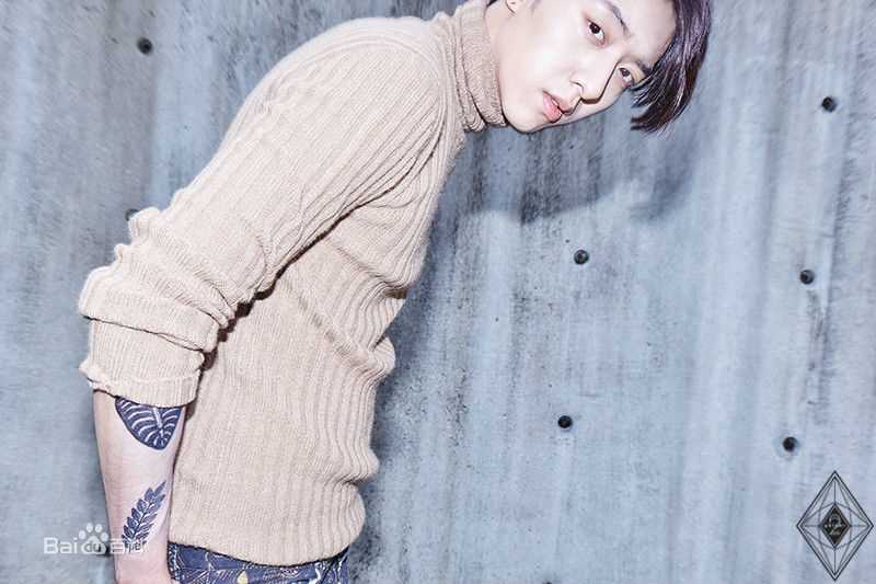 CNBLUE（Code Name BLUE）(/シーエヌブルー)贝斯手李正信图片图册