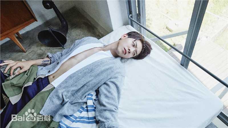 CNBLUE（Code Name BLUE）(/シーエヌブルー)贝斯手李正信图片图册