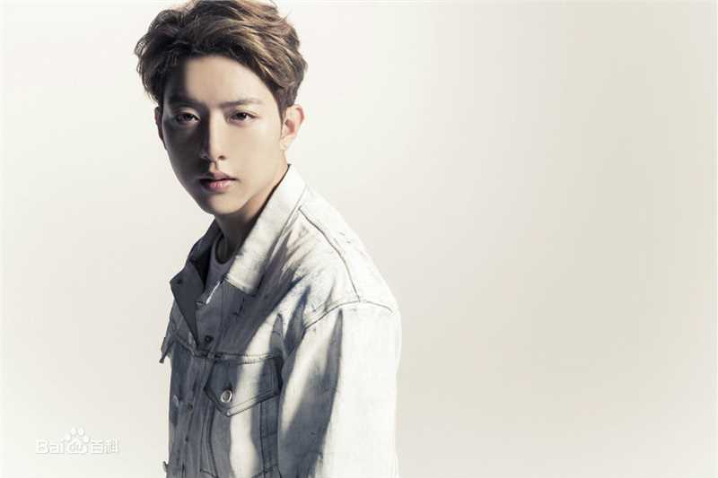 CNBLUE（Code Name BLUE）(/シーエヌブルー)贝斯手李正信图片图册