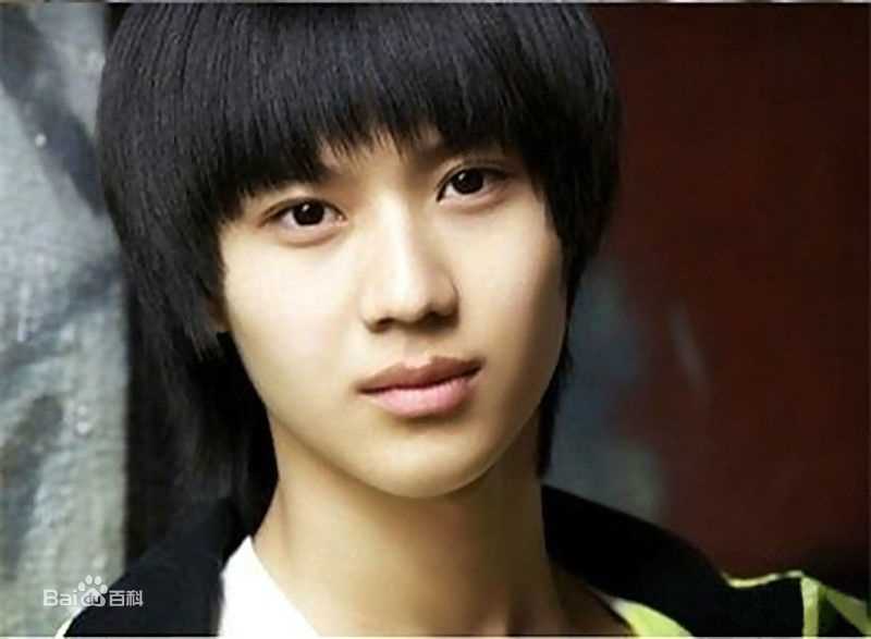 李泰民(/LeeTaemin)儿时的泰民素颜照壁纸