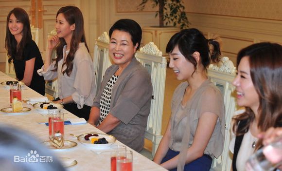 少女时代(韩文： 日文：しょうじょじだい 英文：Girls' Generation)受总统夫人之邀访问青瓦台壁纸壁纸