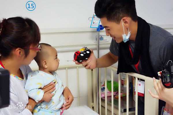 孔令奇(JEFFREY)与好友一同看望唇颚裂儿童前后照片