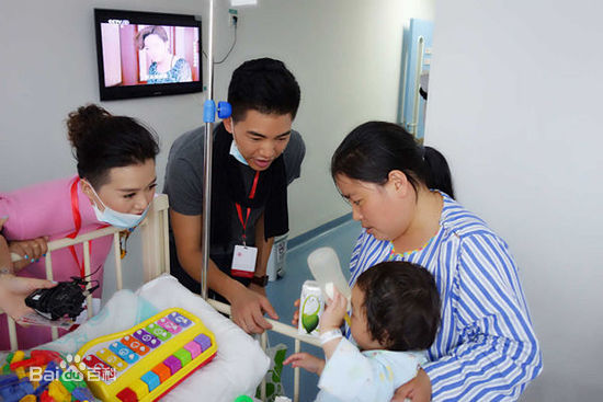 孔令奇(JEFFREY)与好友一同看望唇颚裂儿童前后照片