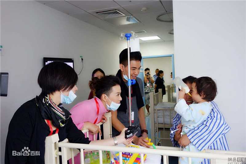 孔令奇(JEFFREY)与好友一同看望唇颚裂儿童前后照片